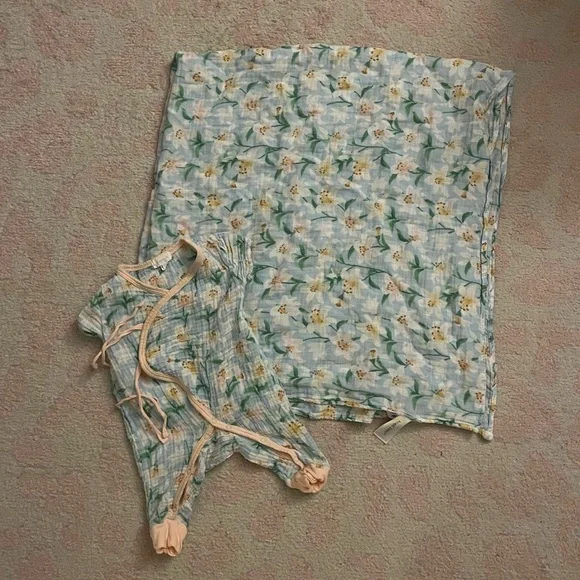 EUC Angel Dear Lilly flower footless onesie with matching swaddle, size 3-6 mon - Picture 1 of 4